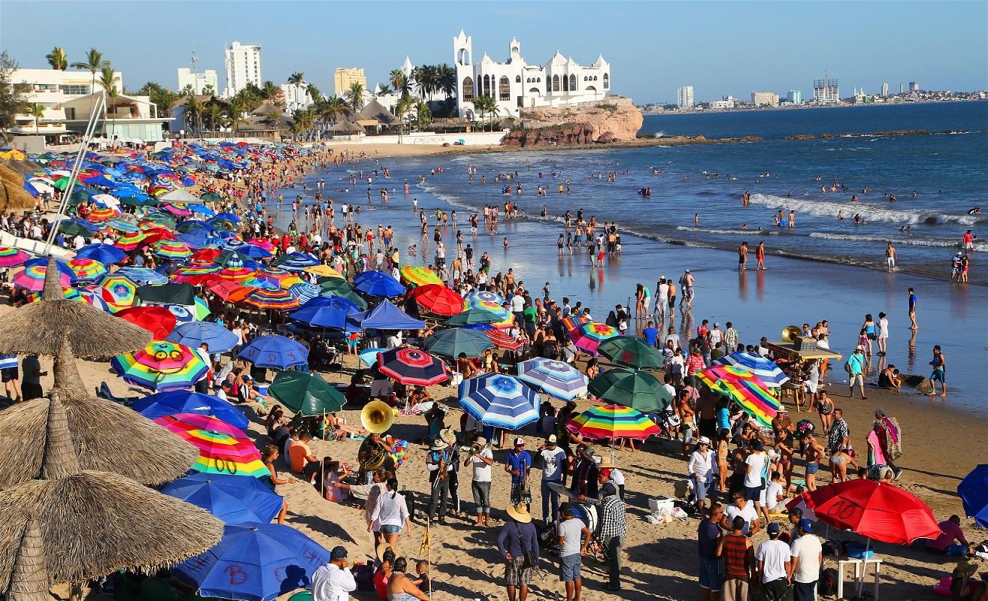 Miles de turistas en las playas de Mazatlán. (Foto: Sectur)
