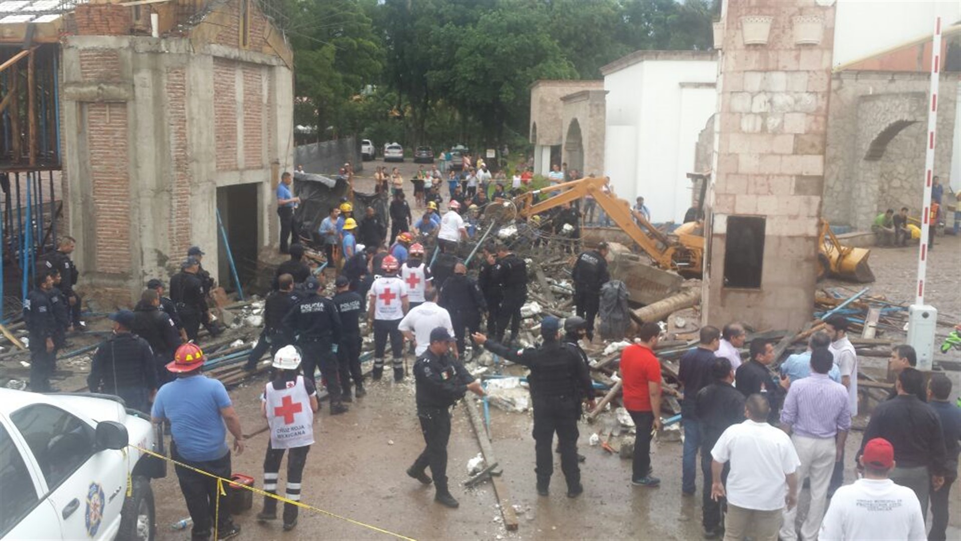 Mueren 5 trabajadores al derrumbarse arco del Hotel Tres Ríos