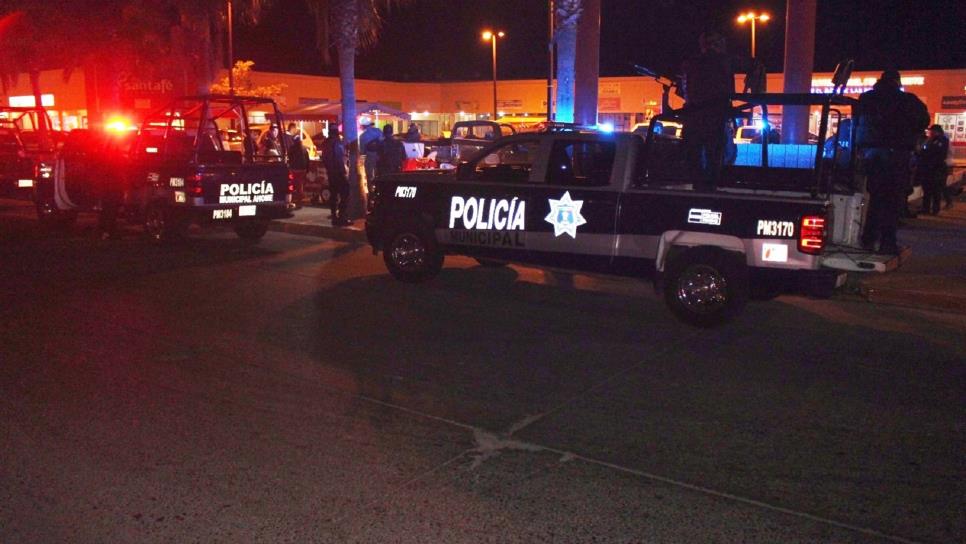 Sujeto asalta tienda de autoservicio y despoja arma a policía