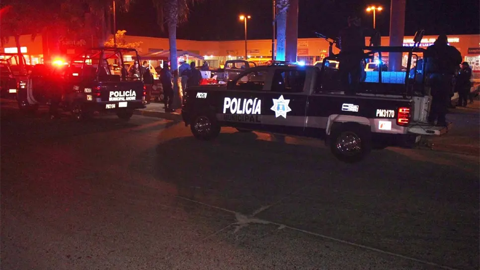 Sujeto asalta tienda de autoservicio y despoja arma a policía