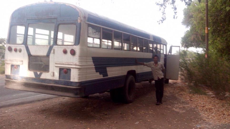 Aseguran 5 camiones de trasporte de personal al campo