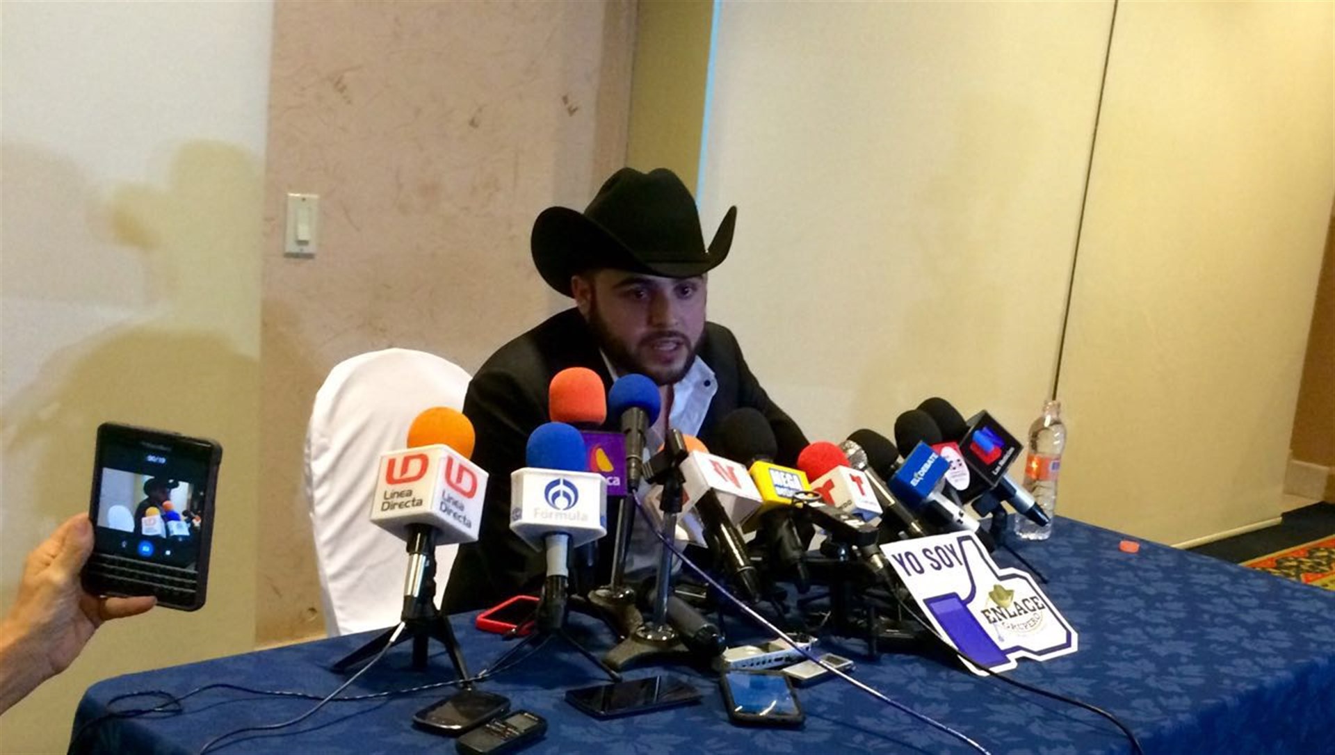 Gerardo Ortiz en conferencia.