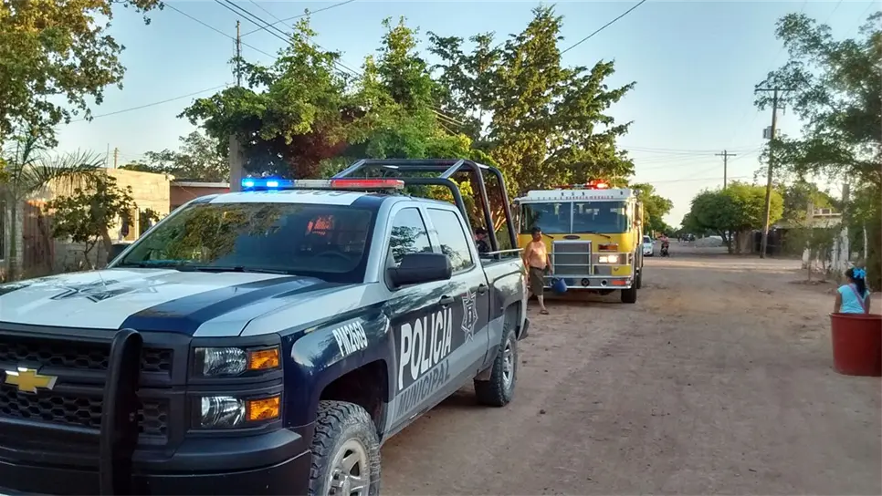 Policías municipales salvan a niño de morir quemado