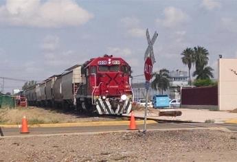 Tren de carga sufre una falla y genera caos vial en Culiacán