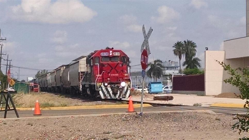 Tren de carga sufre una falla y genera caos vial en Culiacán