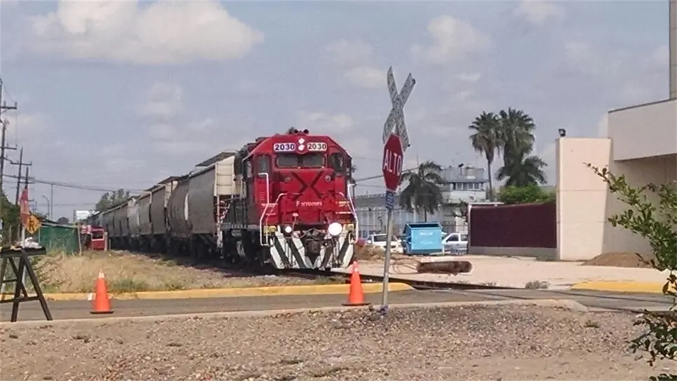 La locomotora sufrió una falla mecánica justo al pasar el cruce.
