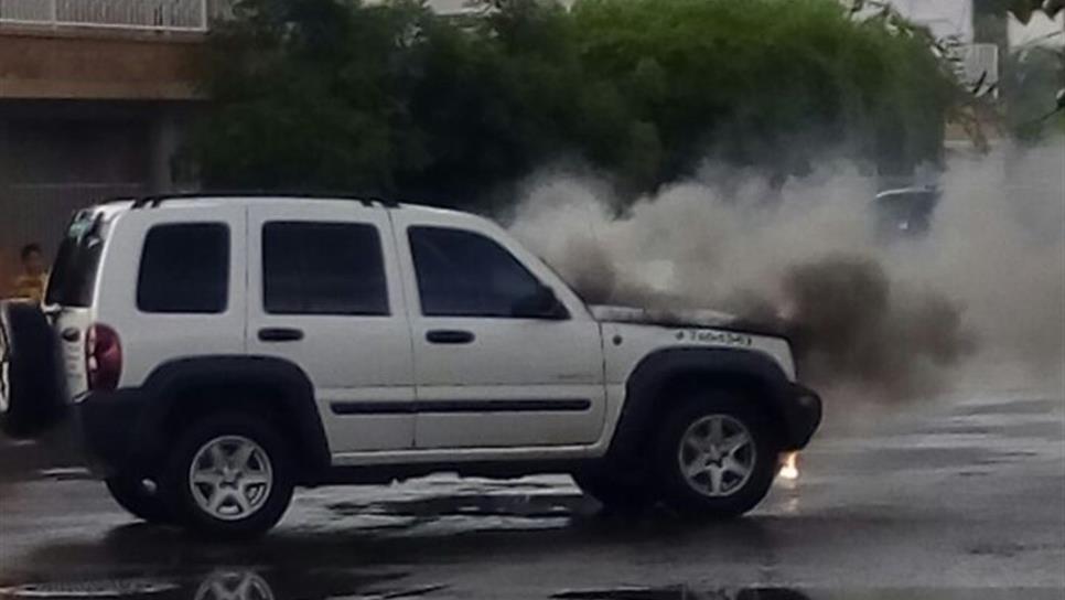 Se quema camioneta en la colonia Scally