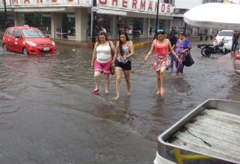 Sufren turistas por calles inundadas en Mazatlán