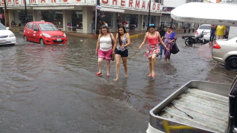 Sufren turistas por calles inundadas en Mazatlán