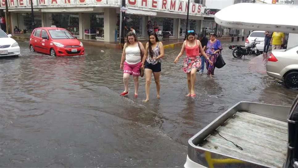 Sufren turistas por calles inundadas en Mazatlán