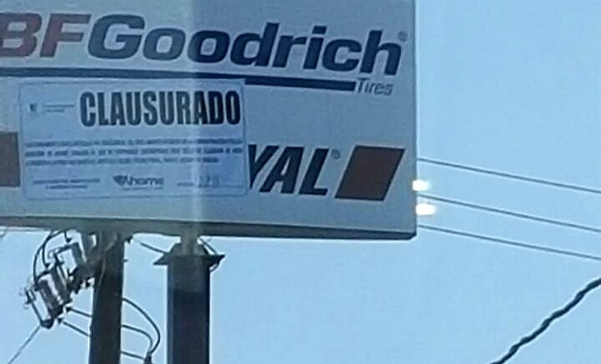 Algunos espectaculares ya fueron clausurados.