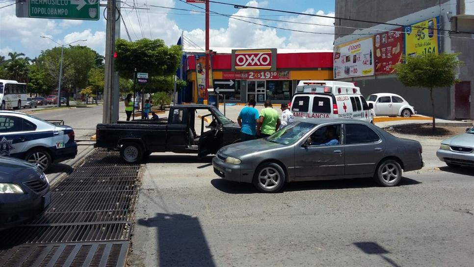 Choque deja daños materiales