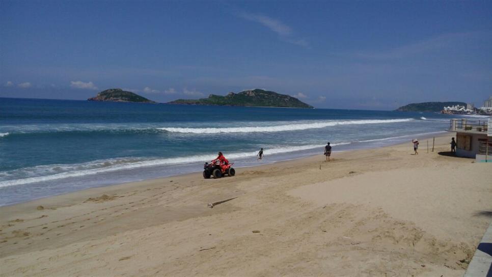 Advierten salvavidas riesgos permanentes en playas de Mazatlán