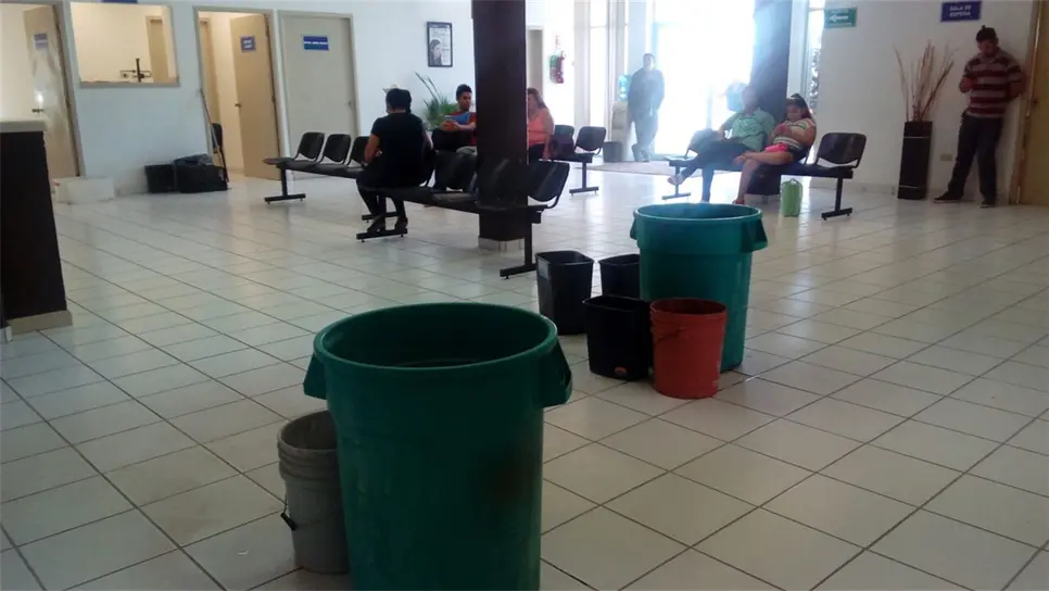 Los botes de basura son colocados debajo de las goteras.