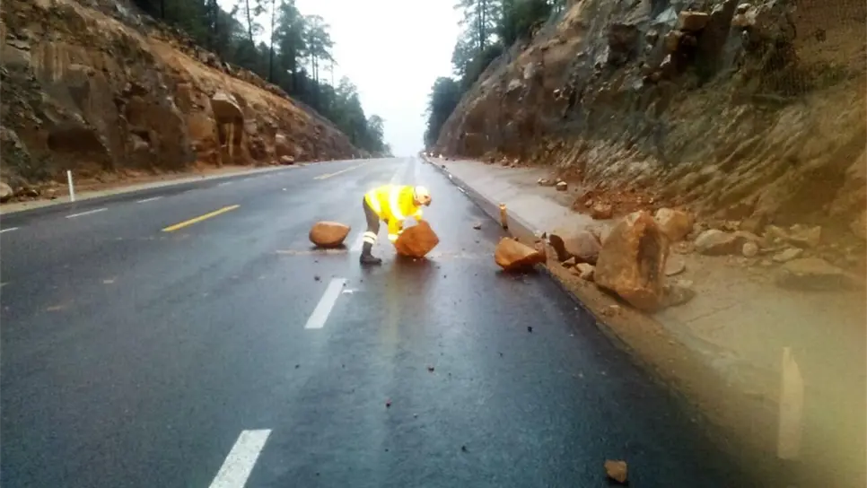 Personal de Capufe y Protección Civil de Durango trabajan para retirar las piedras de la rúa.