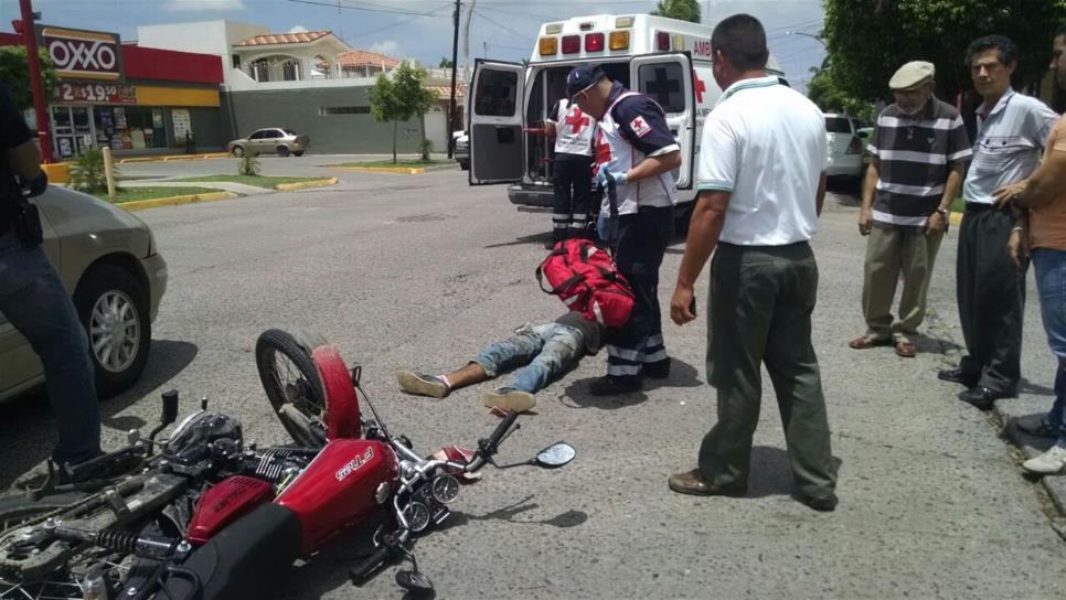 Motociclista se impacta y resulta lesionado