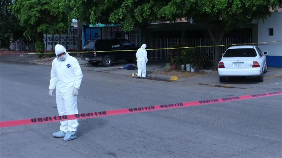 Personal de Servicios Periciales en el lugar del crimen. (Foto: Adrián González)
