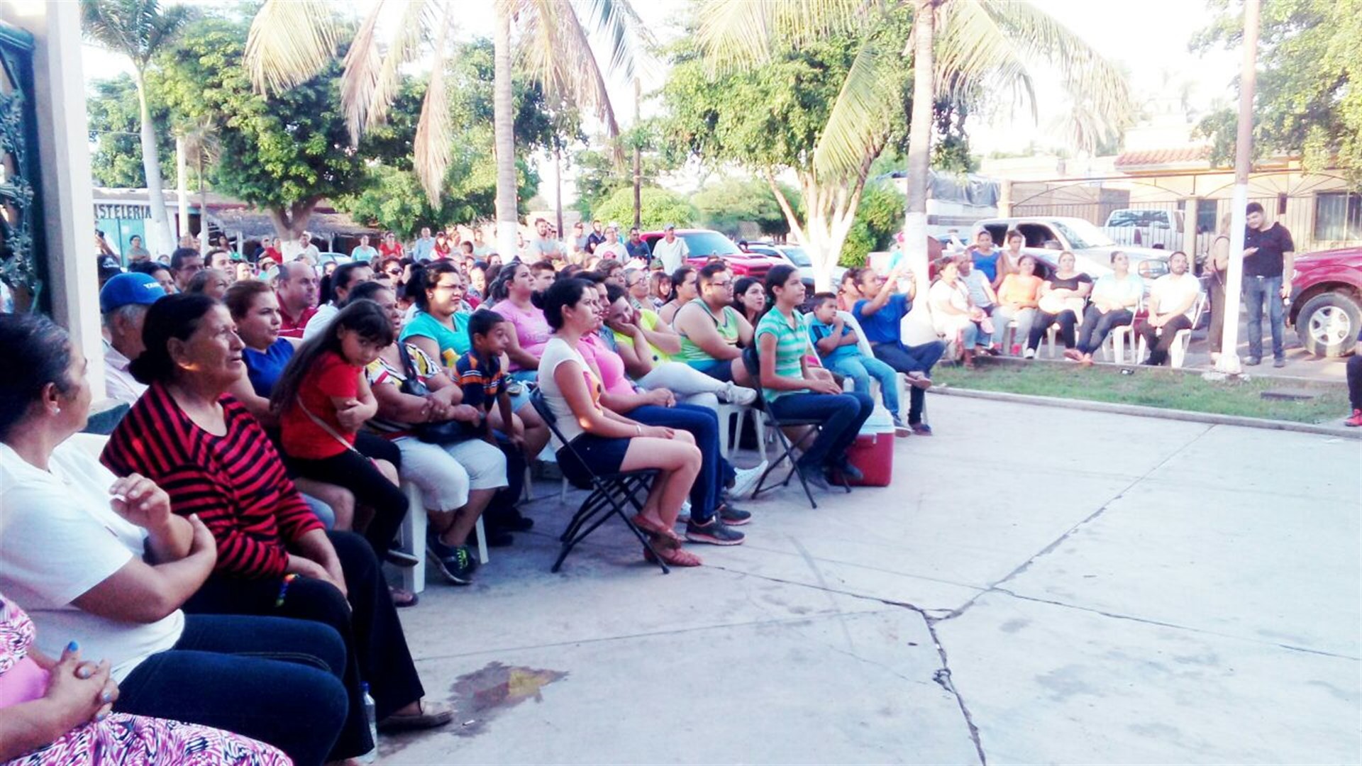 Con el alma en un hilo disfrutaron de la pelea los habitantes de La Brecha. (FOTO: Jessi Jáuregui)