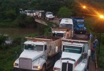 Bloquean carretera Matatán-El Rosario