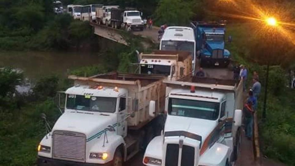 Bloquean carretera Matatán-El Rosario