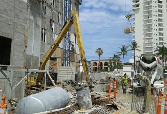 Albañiles paran obra de Hotel Holiday Inn por falta de pago