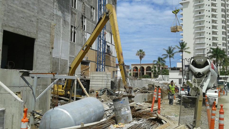 Albañiles paran obra de Hotel Holiday Inn por falta de pago