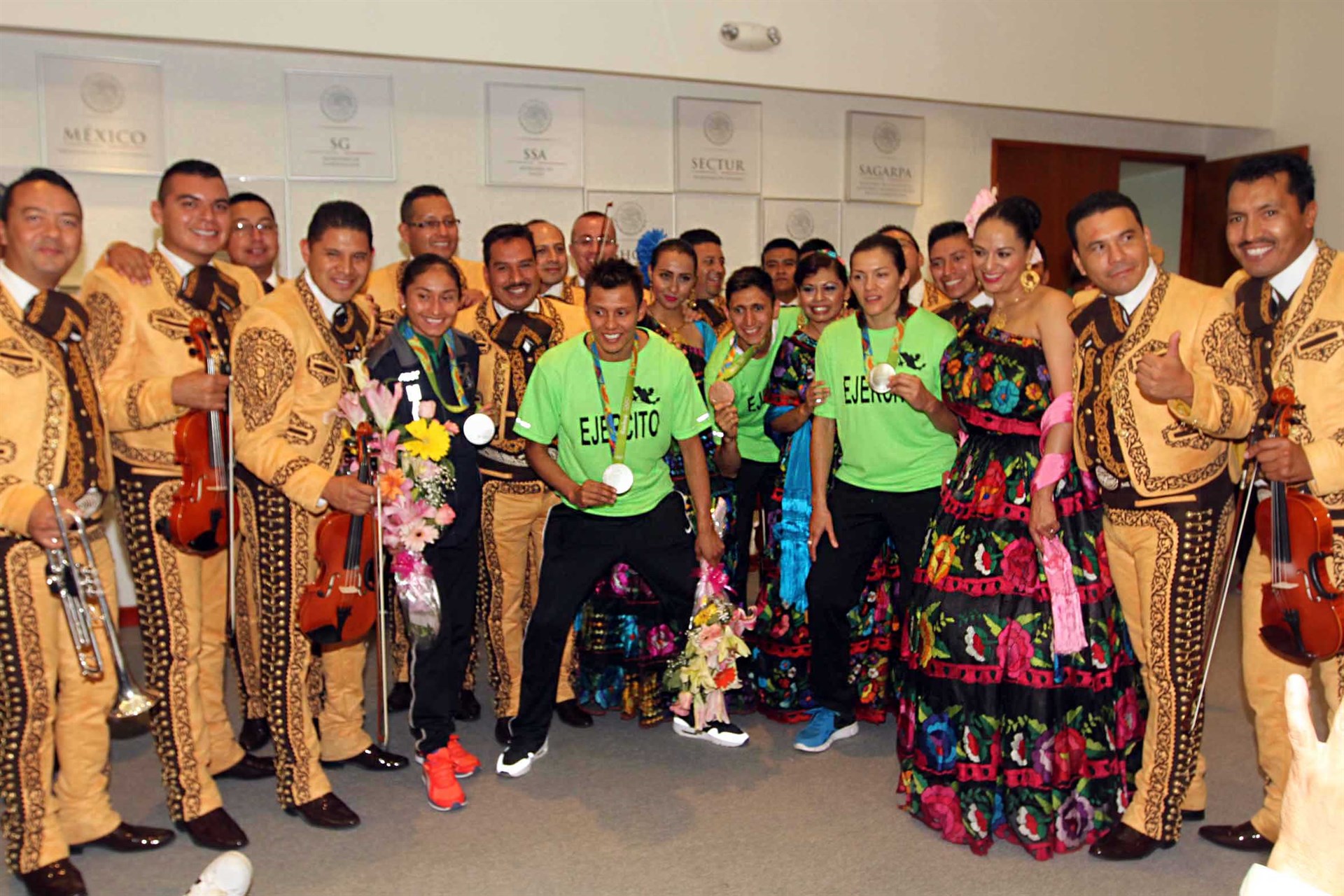 En medio de gran fiesta llegan a México medallistas olímpicos