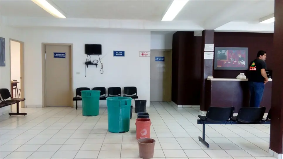 Las goteras que presenta el techo. FOTO: Jessi Jáuregui.