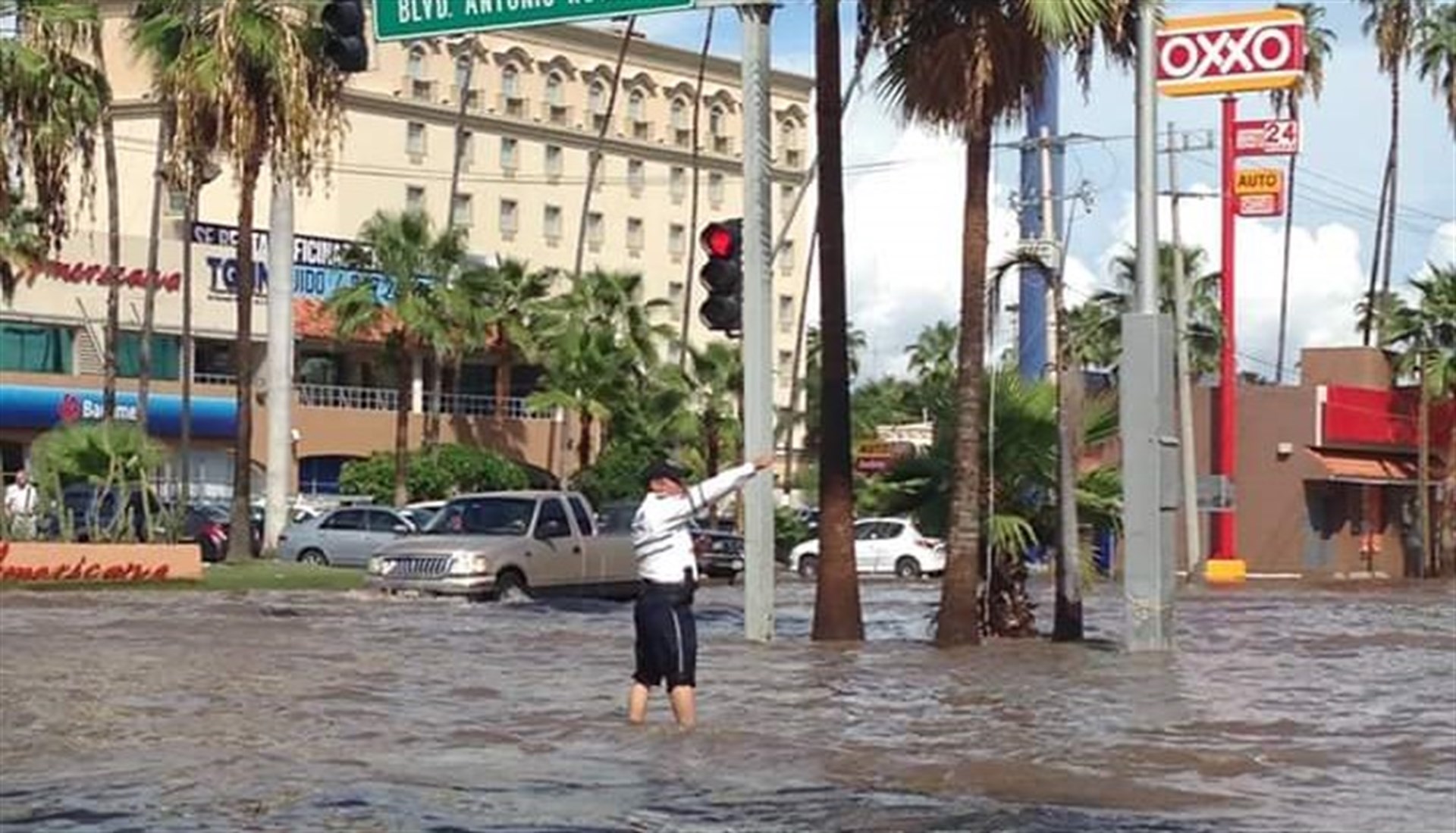 con estas acciones el agente vial rompió las redes sociales.