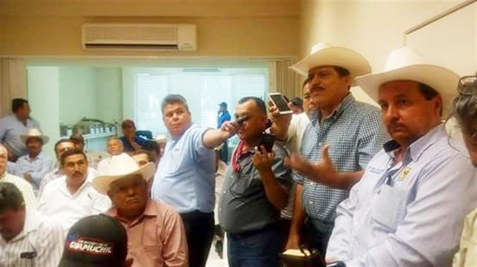 La reunión de los productores con los mandos policiacos.