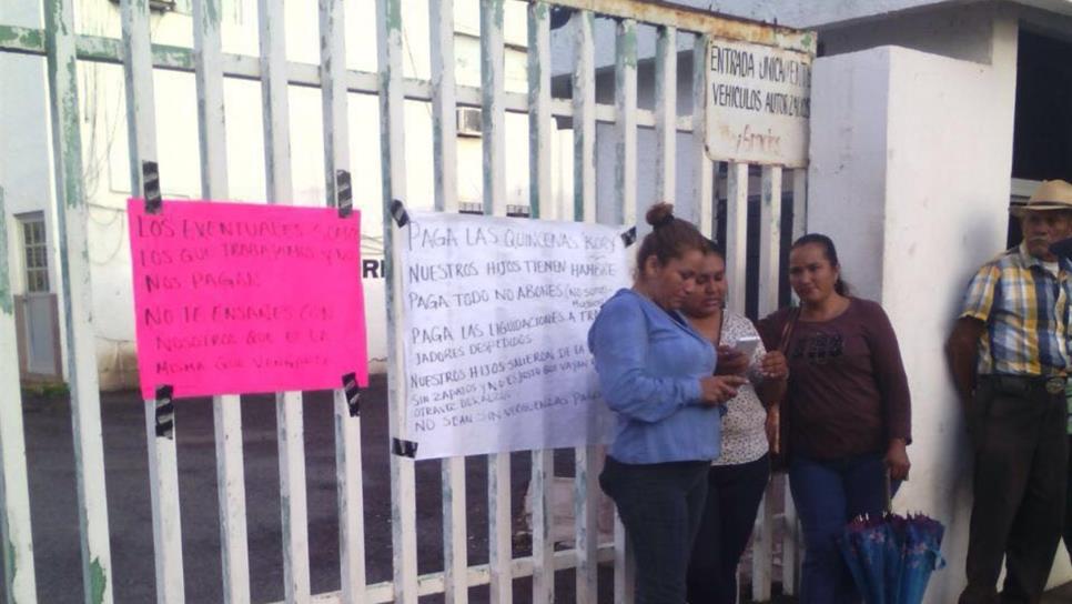 Toman trabajadores eventuales palacio en Guasave