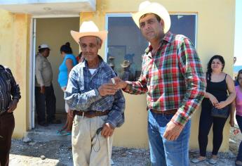 Desalojados de la presa Huites firman escrituras de sus viviendas