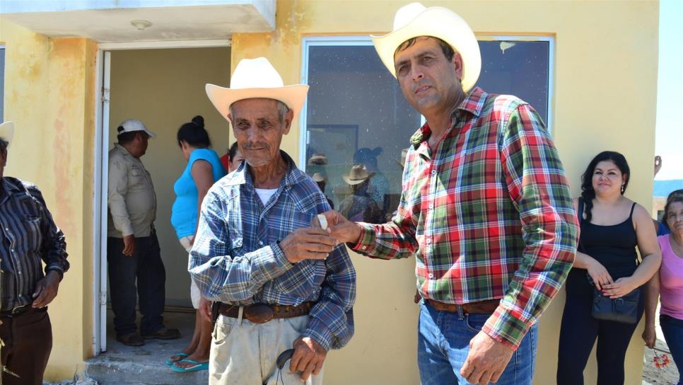 Desalojados de la presa Huites firman escrituras de sus viviendas