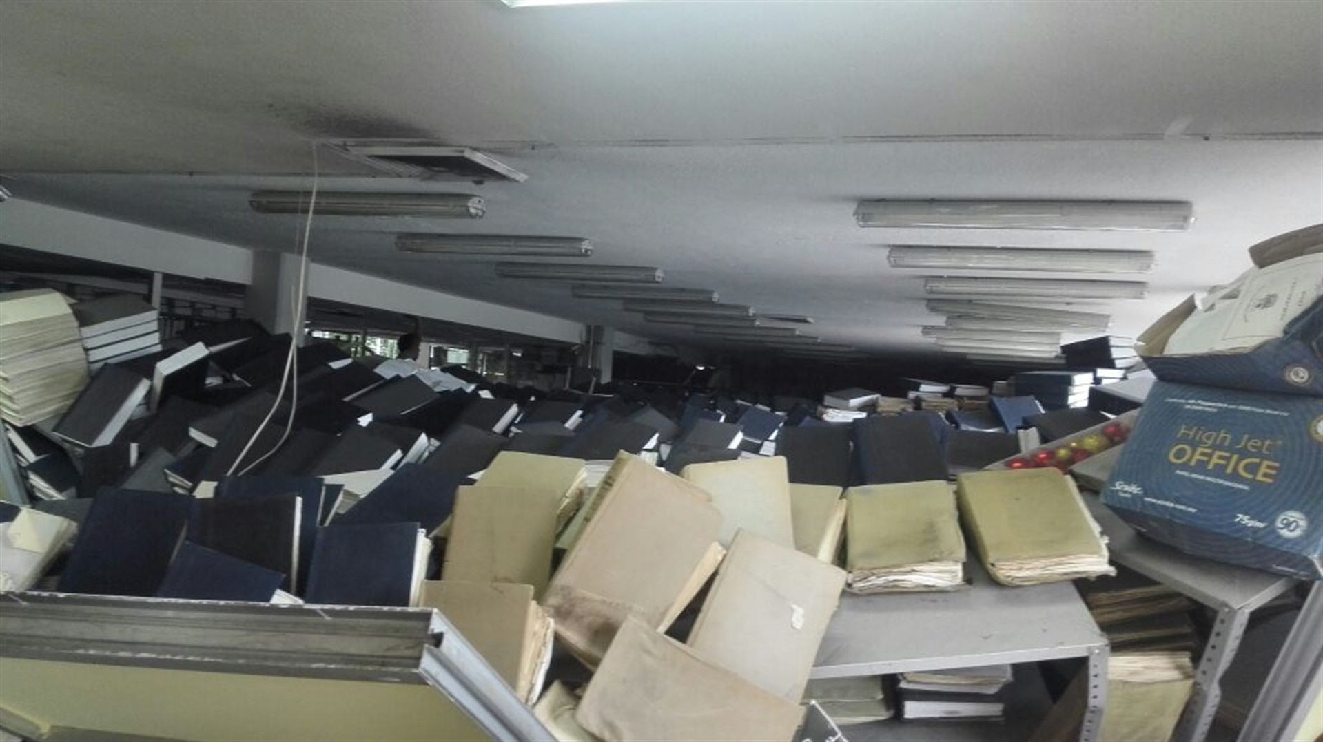 Los miles de archivos que sin explicación alguna se cayeron de sus estantes. FOTO: Óscar Rodríguez.