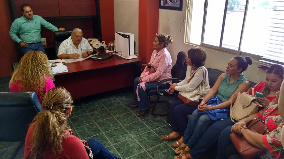 La reunión del secretario con los jueces.