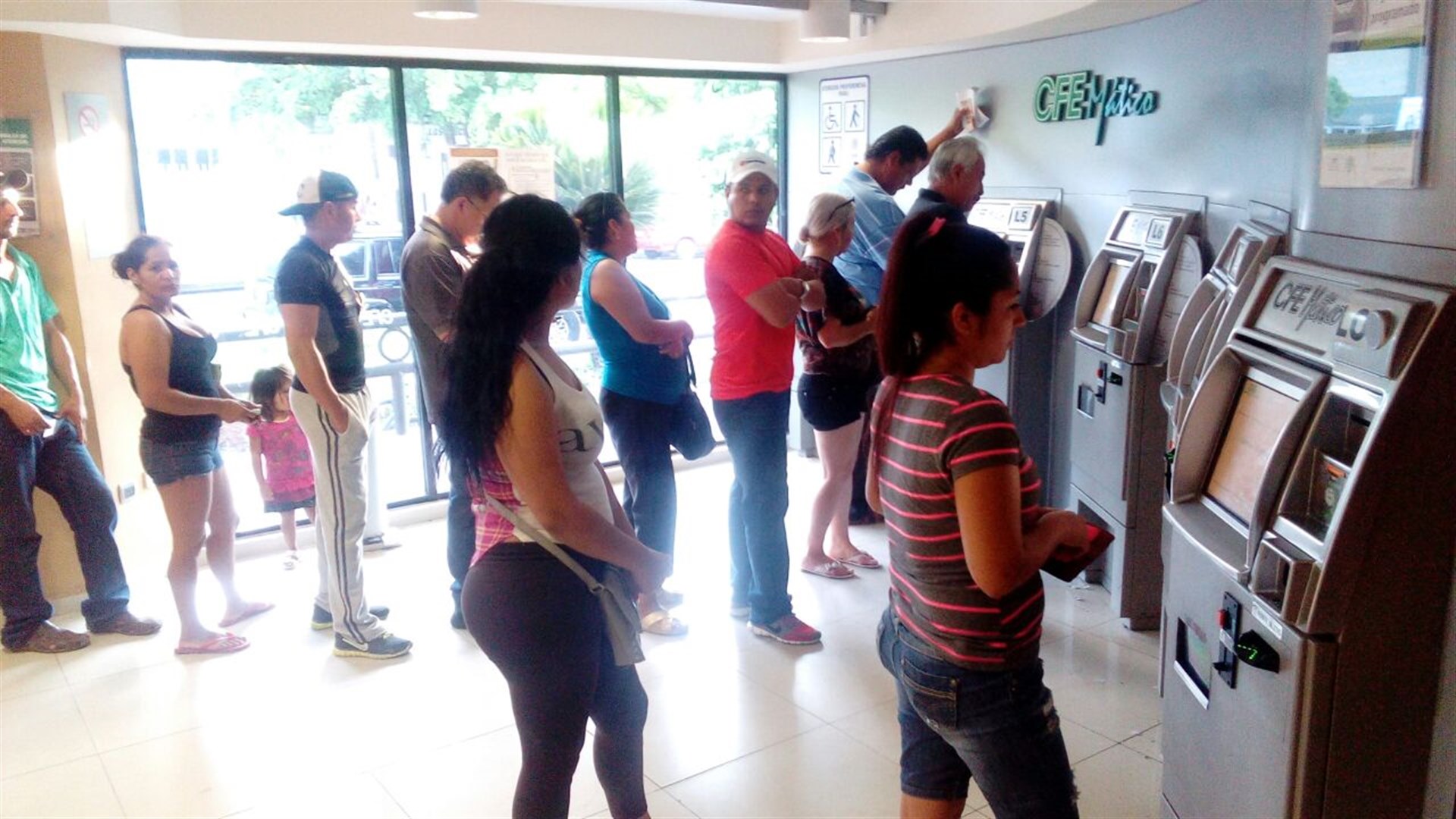 Los cajeros de CFE lucieron llenos desde temprana hora. FOTO: Jessi Jáuregui