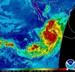 Imagen de satélite que muestra la trayectoria del meteoro y las bandas nubosas.