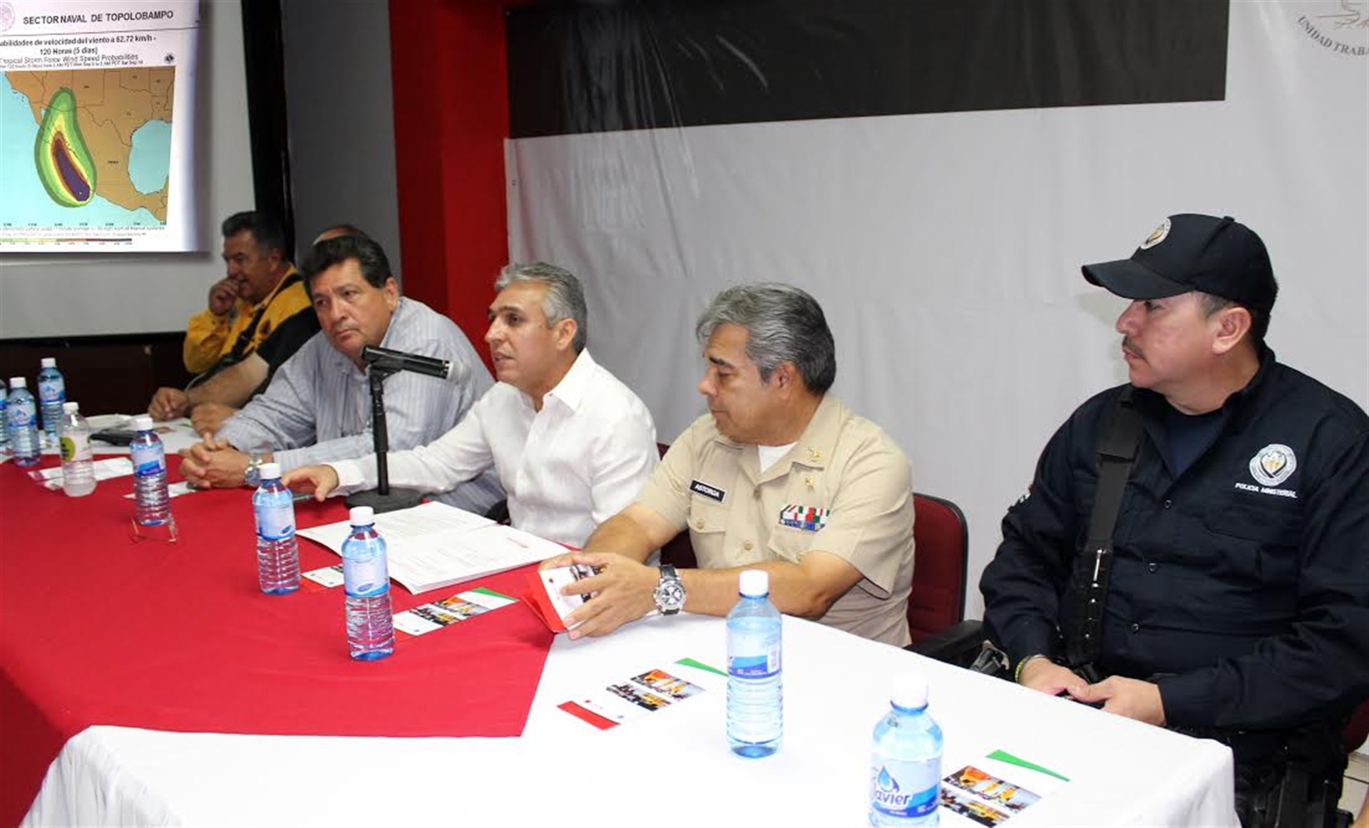 Autoridades civiles y militares durante la sesión. (FOTO: Ayuntamiento de Ahome)