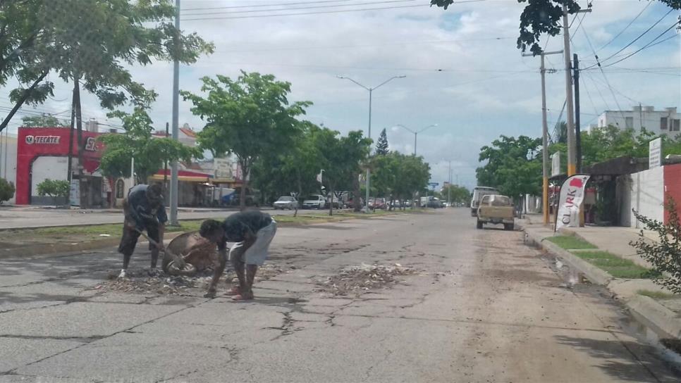 Tapan baches con escombro en el bulevar Rosales