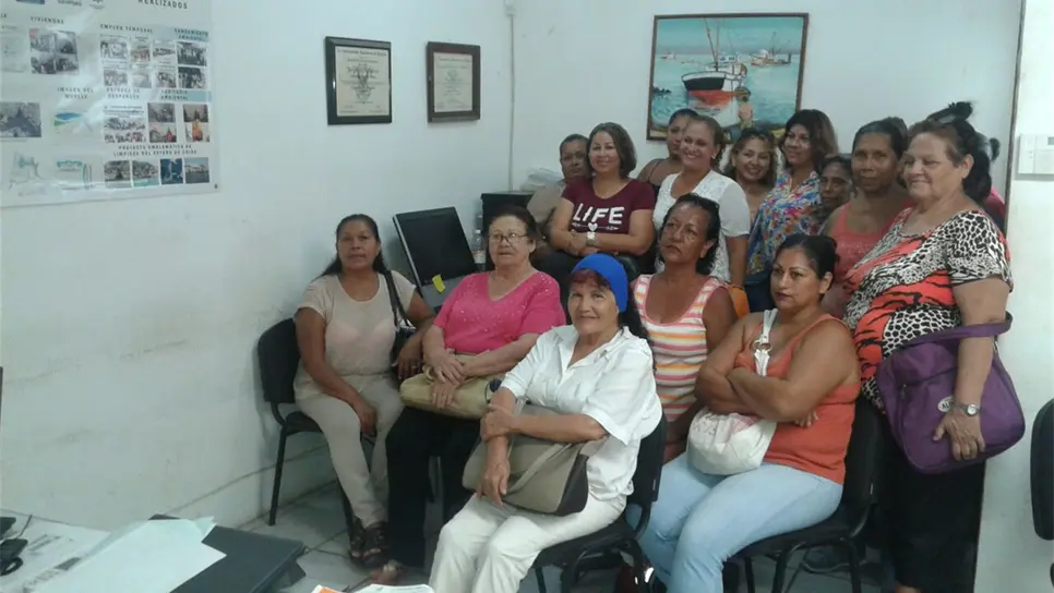 El grupo de mujeres en la protesta.