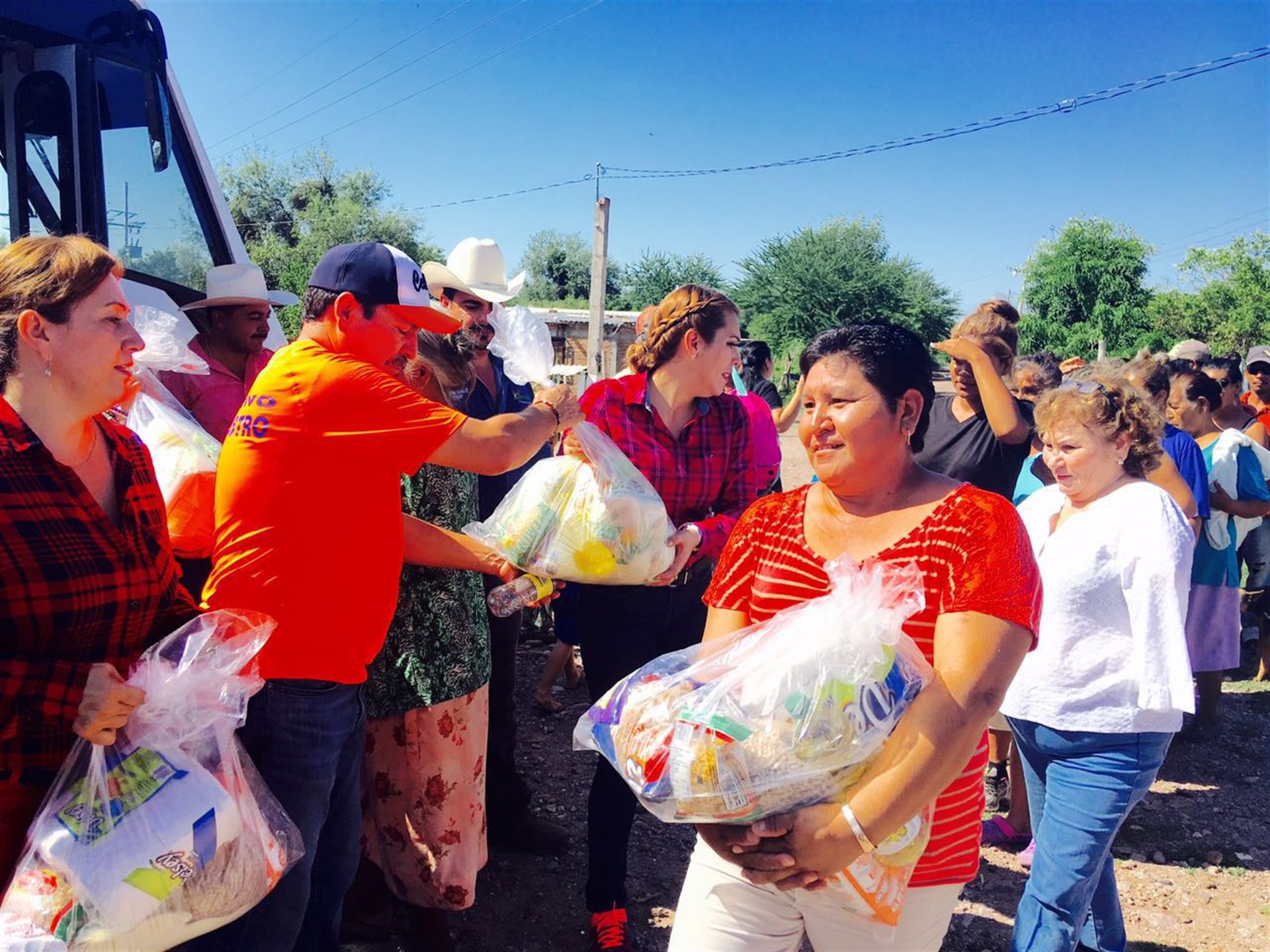 La presidente municipal electa en la entrega de apoyos.