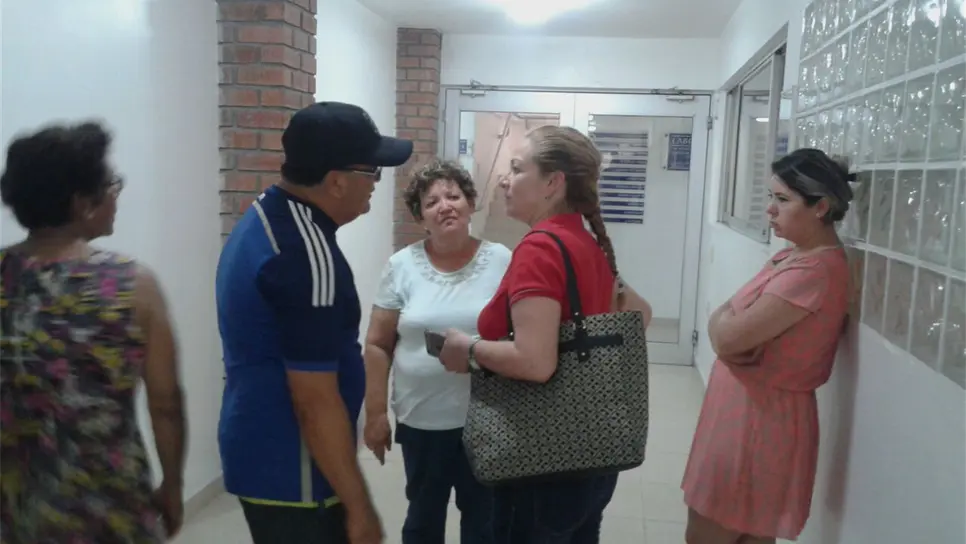 Familiares y amigos en el hospital. FOTO: Óscar Rodríguez.