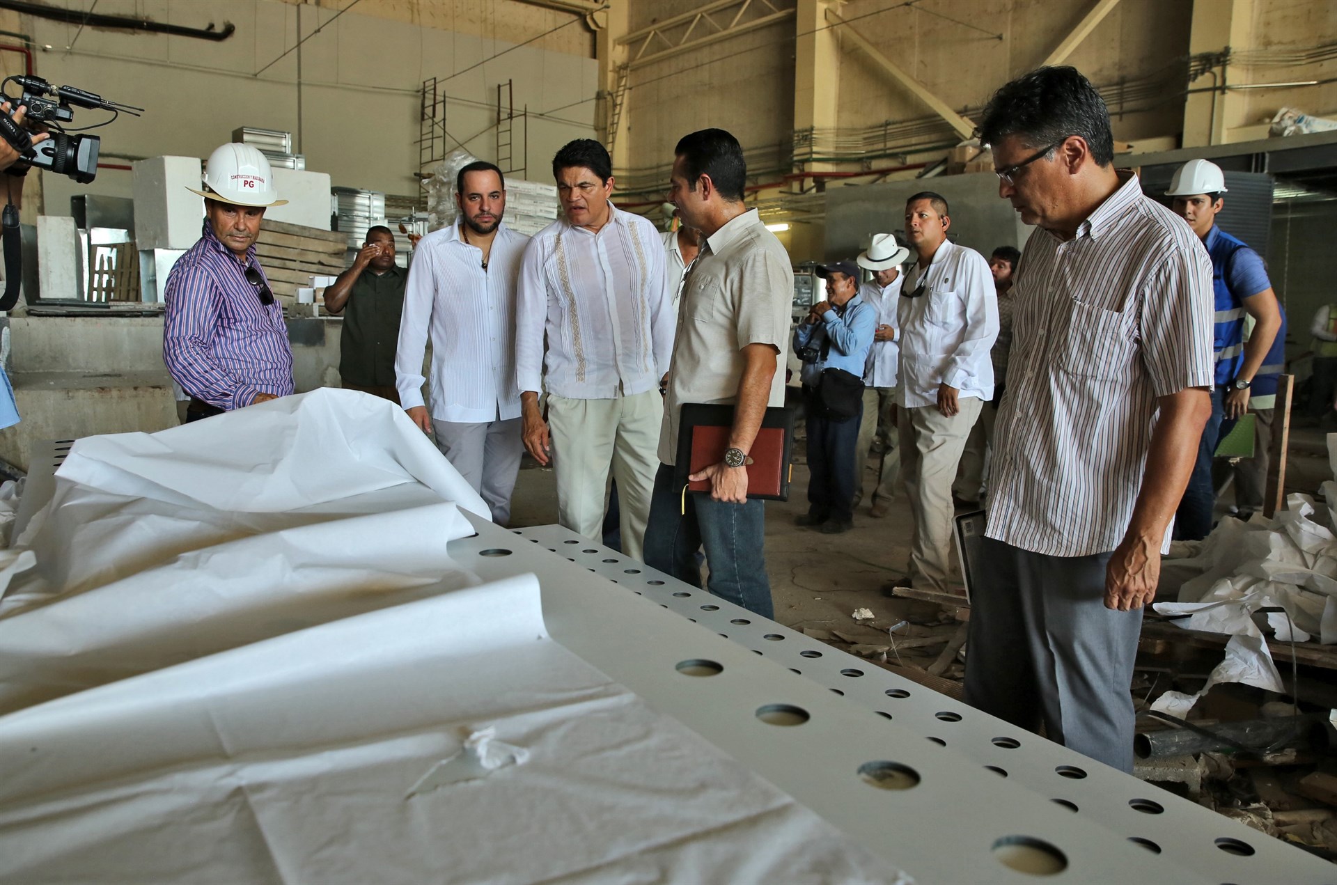 El Gobernador y el Alcalde en el recorrido.