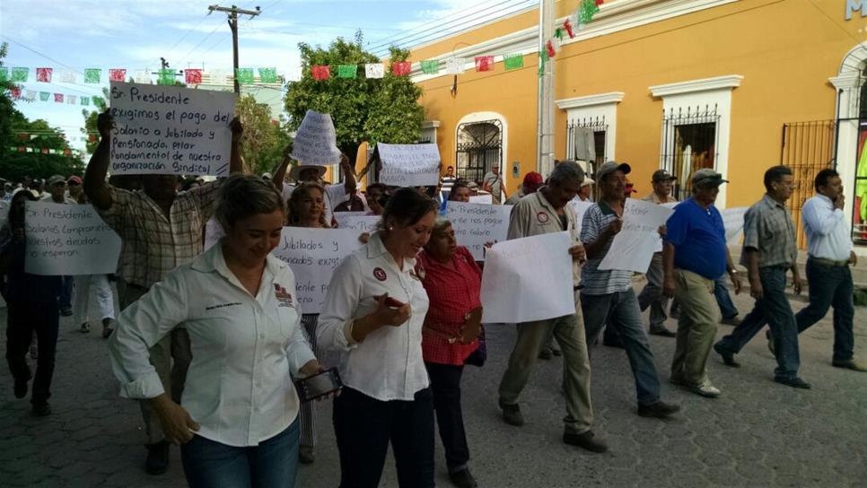 Protestan sindicalizados de El Fuerte, exigen pago de su quincena