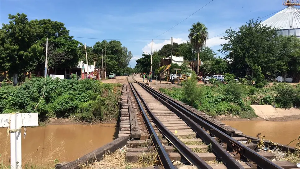 Los postes que colocaron bloquean el acceso a la colonia. FOTO: Felícitos Trujillo.