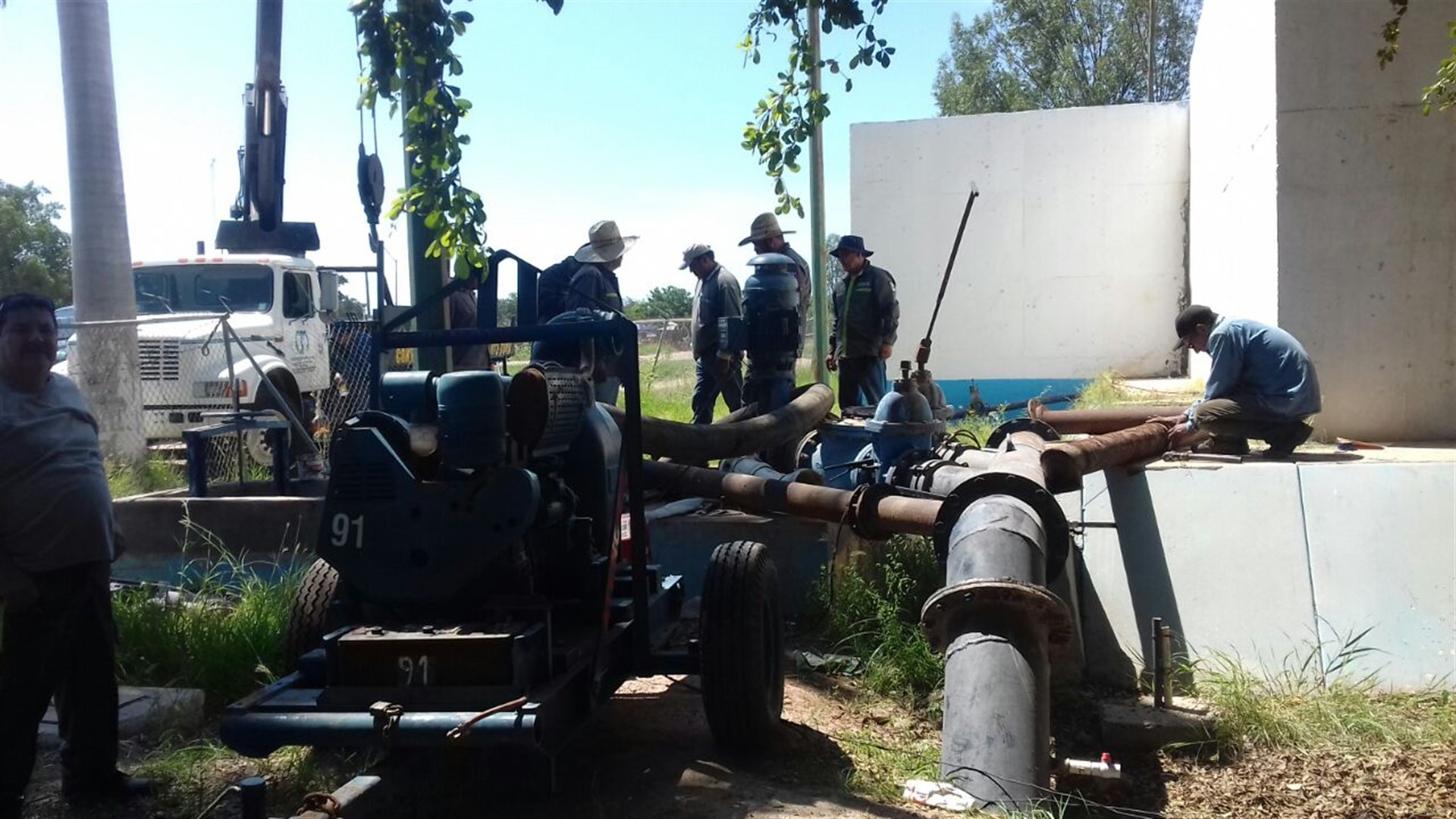 Los trabajadores en la instalación de las bombas. FOTO: Jessi Jáuregui.