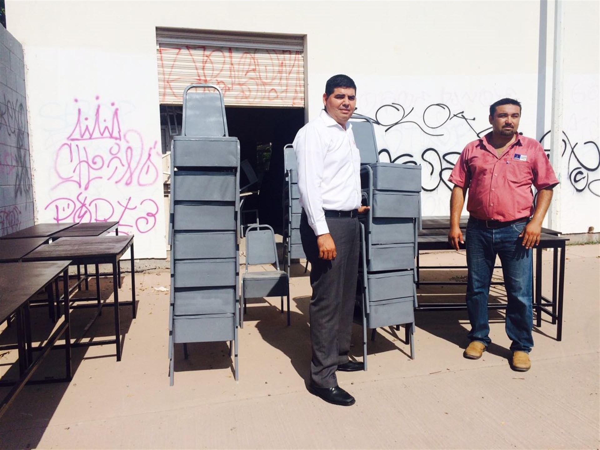 Por fin tendrán mobiliario en secundaria de El Colorado