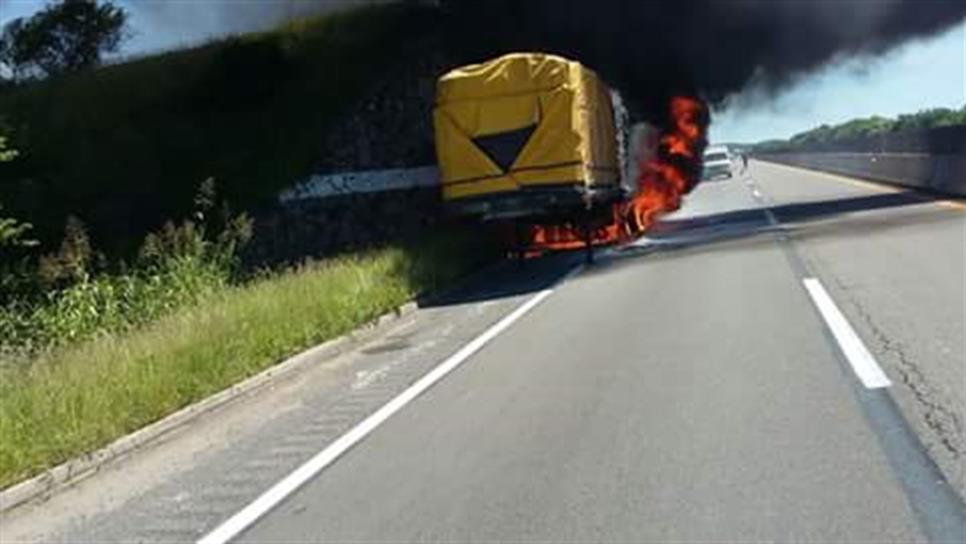 Se incendia remolque de tractocamión en la Maxipista