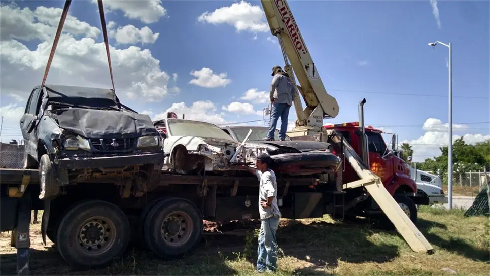 El traslado de los vehículos. FOTO: Ernesto Torres.
