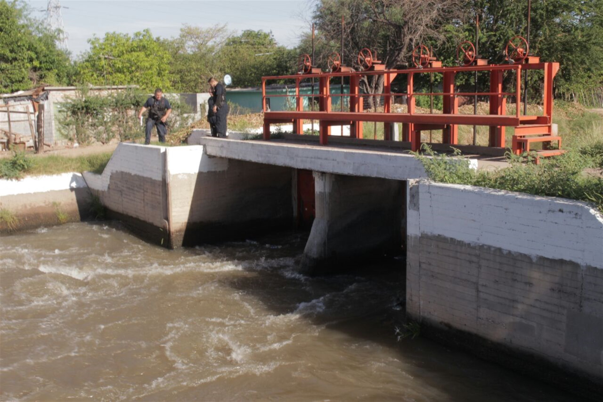 Personal policiaco en el lugar del hallazgo. FOTO: Adrián González.